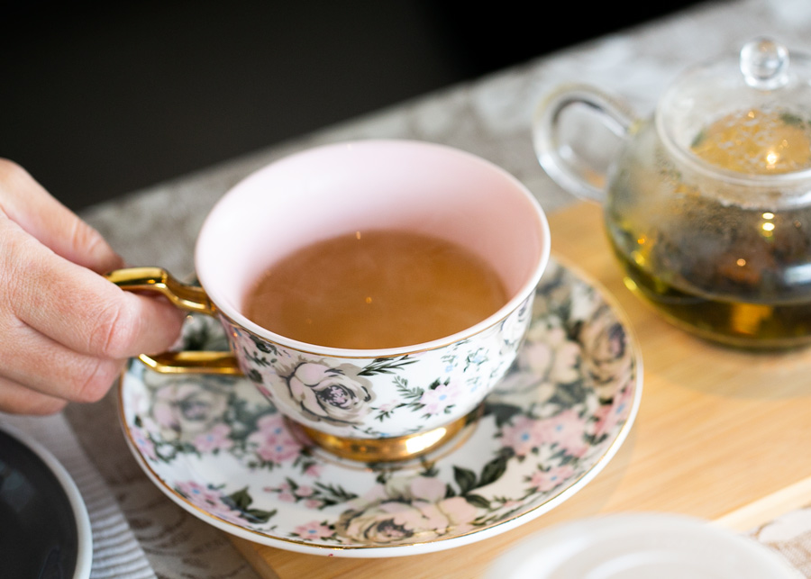 https://www.aimeeprovence.com.au/wp-content/uploads/2021/09/How-to-bre-the-perfect-pot-of-tea.jpg