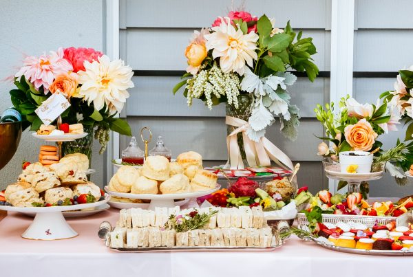 Picnic hamper setting with food